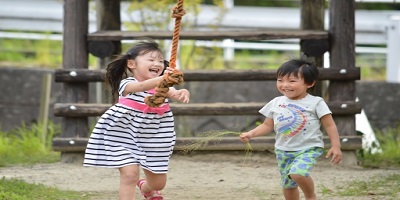 遊ぶ子ども２